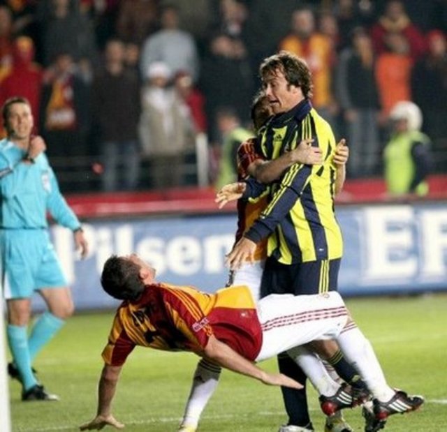 -  - Galatasaray-Fenerbahçe: 0-0 12 Nisan 2009  - Son dakikalarda Lugano'nun Emre Aşık'a kafa atmasıyla ortalık bir anda karıştı. İyi arkadaş olan Semih ve Arda arasında da yumruklar konuştu. Galatasaray'dan Arda ve Emre Aşık, Fenerbahçe'den Lugano ve Semih, kırmızı kartla oyun dışında kaldılar.