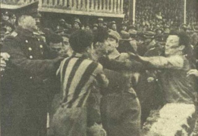 - Yarıda kalan derbi...  - Ezeli rakiplerin 23 Şubat 1934 tarihinde yaptıkları İstanbul Ligi maçı futbolcular arasında çıkan büyük bir kavga nedeniyle yarıda kaldı. Taksim Stadı'nda yapılan maçın 60. dakikasında Galatasaraylı Kadri Dağ'ın, Fenerbahçeli M.Reşat Nayir'e attığı attığı tekme ve Kadri'nin üzerine doğru koşan Fenerbahçeli Fikret Arıcan'ın, Galatasaraylı Tevfik tarafından kucaklanıp, saha kenarına atılmasıyla saha bir anda karıştı.  -  - İki takım oyuncuları arasında başlayan kavgaya tribünlerdeki seyirciler de katılınca, olaylar iyice büyüdü. Yarıda kalan maçın ardından toplam 17 futbolcu uzun süreli cezalandırıldı. -