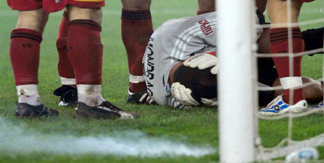 "Duymuyorum"  - Fenerbahçe-Galatasaray: 2-1 3 Aralık 2006  - Sahaya atılan yabancı maddelerden biri Galatasaray Teknik Direktörü Eric Gerets'in kafasına isabet etti. Mondragon'un yanında patlayan ses bombası ve Kolombiyalı kalecinin 'duymuyorum' şeklindeki açıklaması, bir kez daha futbolun önüne olayların geçmesini sağladı.