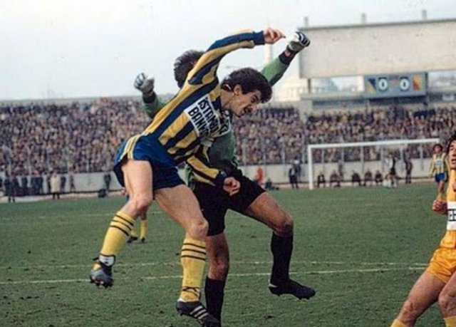 -  - Fenerbahçe-Galatasaray: 1-0  - 26 Aralık 1982... Bu maç atılan golüyle değil de verilmeyen penaltısıyla hatırlanır. Selçuk'un golüyle önde olan Fenerbahçe'ydi.. Ceza sahasında Hosiç'in, Onur tarafından yere düşürülmesine herkes "penaltı" demişti. Hakem Cumhur Demir hariç. Maç bitti, hakeme koşuşturanlar, öfkelenenler oldu. Akıllardaysa Raşit'in, Bülent'in, kaptan Fatih'in, en çok da iki Yugoslav Hosiç ve Seydiç'in üzüntü ve sinirden katıla katıla ağlamaları kaldı.