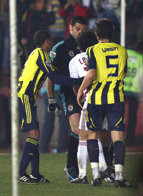 - "4 kırmızı kart ve son dakika golü"  - Galatasaray-Fenerbahçe: 2-1 27 Şubat 2008  - Türkiye Kupası çeyrek finalinde Galatasaray, 0-0'ın rövanşında 9 kişi kalan Fenerbahçe'yi son dakikada Ümit Karan'ın golüyle 2-1 yendi. Lugano ve Gökhan Gönül'e gösterilen kartlar tartışmaları beraberinde getirirken, son dakikada Volkan'ın Lincoln'ü kovalaması akıllarda kaldı. -