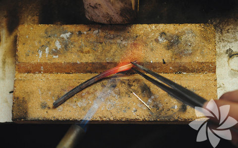 Atölyede 32 gram ham altını küçük bir kasenin içinde yaklaşık bin derecede ısıtan pırlatan ustası, eriyen altını şerit halindeki kalıba döküyor. Altın, soğumasının ardından asite batırılarak özel bir mum sürülen testere ile ikiye bölünüyor.