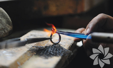 Halka haline getirilen altın parçasının iki ucu birleştiriliyor. Birleştirilen uçlar kaynaklar birbirine tutturuluyor.