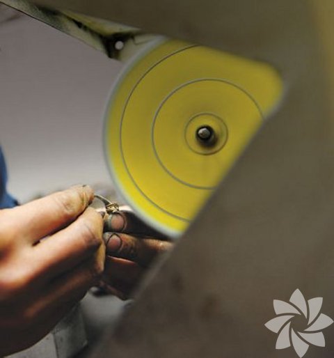 Altın halka, daha sonra yüzük malafasına geçirilerek çekiç ile istenilen parmak ölçüsüne göre ayarlanıyor. Kaynak yapılarak birleştirilen halka, çekiç ve törpü ile inceltiliyor.