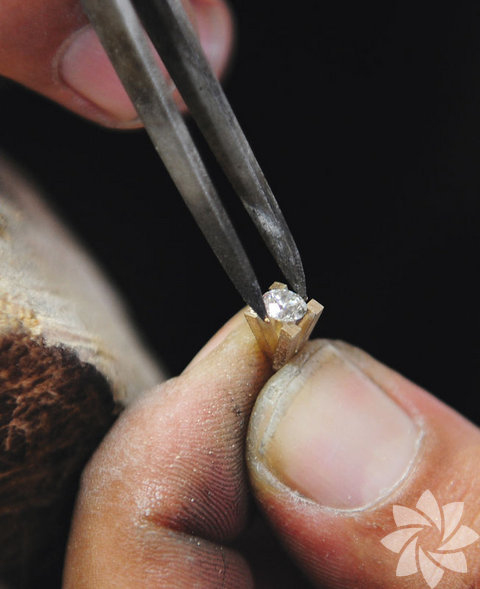 Gövdesi tamamlanan yüzük, çeşitli kimyasal maddelere batırılıp, cilalanıyor. Tektaş pırlanta yüzük, son olarak tazyikli suyla yıkanarak temizleniyor ve alıcısına sunuluyor.