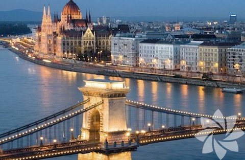 Budapeşte: - Budapeşte Tuna Nehri tarafından ikiye bölünmüştür ve üç şehir birleştirilmesi sonucudur. Buda Kraliyet Sarayı ve zarif neo-rönesans binalar ile kaplı geniş caddelerin olduğu bir şehir olmasına sebep olmuştur. Dolaşması en romantik şehirdir. Dikkat çekici mimarisine (çarpıcı Parlamento Binası da dahil olmak üzere) anıtsal Zincir Köprüsü ve adım hayran kalacaksınız.