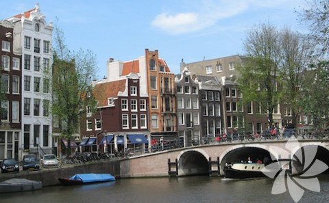 Amsterdam: - Kanallar, Arnavut kaldırımlı sokakları ve çarpıcı zarif mimarisi ile köprüsü her biri harikadır ve bunların hepsi birlikte dünyanın en güzel kenti olması için yeterlidir.