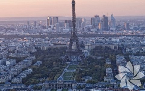 Paris: - Şehirde çapraz köprüler, büyük bulvarlar, anıtsal kareler, muhteşem anıtlar var. Tüm şehir zarif ve sofistikedir. Hemen hemen birçok büyük şehre ilham kaynağı olmuş bir şehirdir. Açık bir kafe masada oturmak ya da bir tekne turuna gitmek için harika bir yer. Gözlerinizin önünde sürekli romantik kareler olması mümkün.