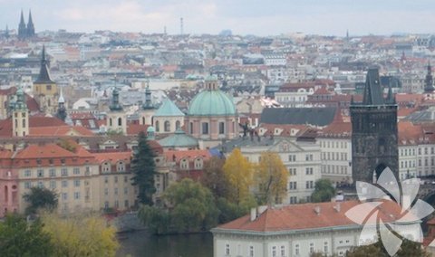 Prag: - Tarihin hemen her döneminden kalma tarihi eserleri vardır ve bu eserler güzel korunmuştur. Özellikle muhteşem Charles Köprüsü, Vltava Nehri, çapraz köprüler insanda hayranlık bıraktığı kadar şaşkınlıkta yaratıyor. Atmosferik geçitler ve Arnavut kaldırımlı sokakları ile de bilinir.