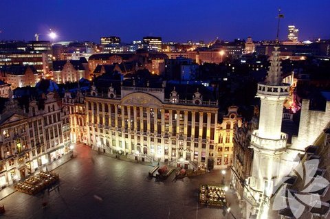 Bürüksel: - Burası oval kanal ve olağanüstü romantik Arnavut kaldırımlı yolları ile çevrili gotik ve barok anıtlar dolu dünyanın en iyi korunmuş ortaçağ şehirlerinden biridir.