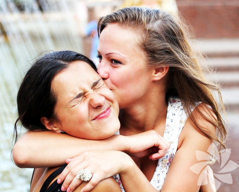 Kız kıza yanak yanağa öpüşmek.