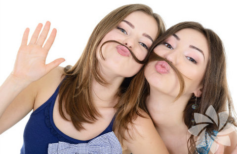 Kız kıza erkek taklidi yapıp gülüşmek. 