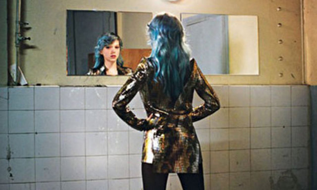 AŞK CİNSEL TERCİHLERİN ÖTESİNDE - Lezbiyen kodlarına uygun giyinen ve davranan Emma'ya - oranla Adele en başından beri aslında daha cesur - ve kararlı. En önemlisi Adele, kendisiyle ve aşkıyla daha - saf bir biçimde yüzleşiyor. Adele'in Sartre'ı Emma'ya - oranla daha derinden anladığı bile iddia edilebilir. Arkadaşlarına "Ben lezbiyen değilim" derken de haksız sayılmaz. Onun için aşk, cinsel tercihlerin, etiketlerin ötesinde sadece Emma'yla ilgili bir şey değil mi?