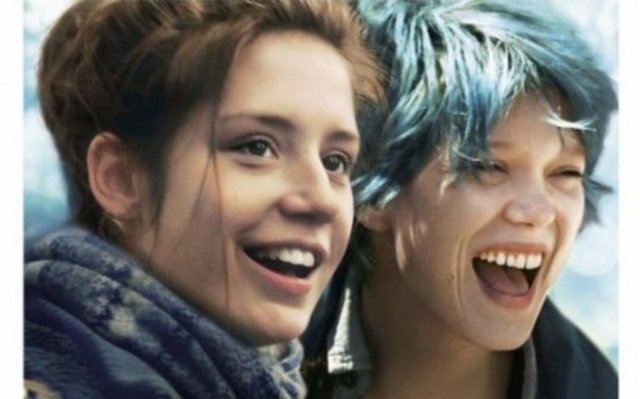 Sonuç olarak, biz aşkı Adele ile hissediyoruz. Sanatla sosyal statü arayışını birbirine karıştıran Emma ise kendine karşı dürüst olmayanlara tutulan bir ayna gibi. Kechiche, seyircinin anlamasını değil hissetmesini sağlayan bir anlatımla, bütün bunları resimler ve oyunculukla anlatıyor. Léa Seydoux ve Adèle Exarchopoulos'un çok başarılı performanslar çizdiği "Mavi En Sıcak Renktir"in tek kusuru ise 3 saate yaklaşan süresi. Seks sahneleri de bence biraz fazla uzun.