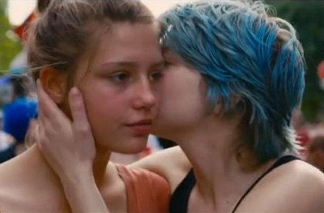 Spagetti ve istiridye ile akıllarda kalan bu iki sahnenin - ardından gelen Emma'nın evindeki kalabalık arkadaş - partisi ise filmin kırılma noktası. Daha doğrusu, Kechiche'in seyirciye "büyük resmi" ilk kez açıkça gösterdiği - yer.