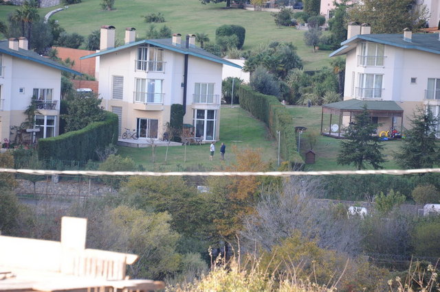 Yalabık, bir süre önce de Uskumruköy'de yeni aldığı evinin bahçesinde görüntülenmişti.