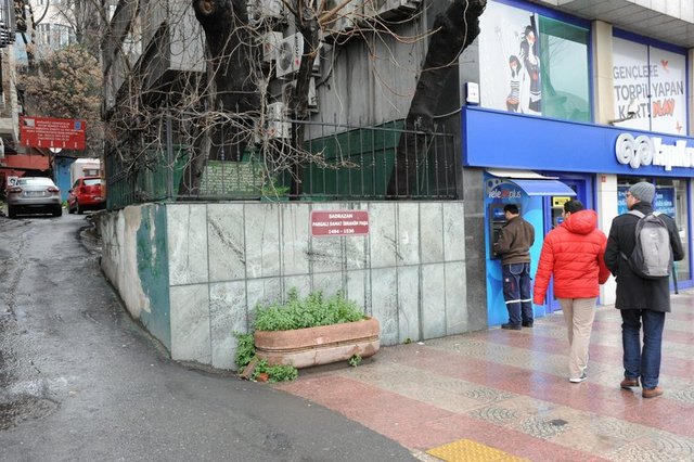 Pargalı'nın İstanbul Fındıklı'daki kabri şu sıralarda ziyaretçi akınına uğruyor. Klimaların gölgesindeki mezarın harap durumu ziyarete gelenlerin yüreğini sızlatıyor