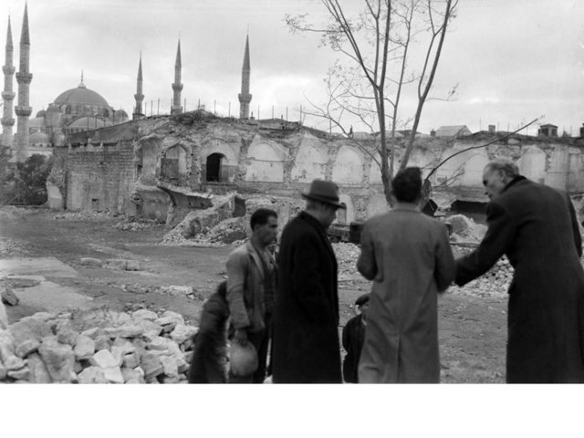 Objektife gülümseyenler ise dönemin Anıtlar ve Müzeler Genel Müdürleri.