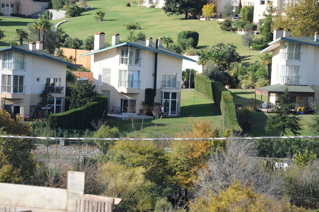 Yaklaşık 1.5 milyon dolara aldığı evinin bahçesinde arkadaşıyla sohbet eden Yalabık'ın aldığı kilolar da dikkatlerden kaçmamıştı.