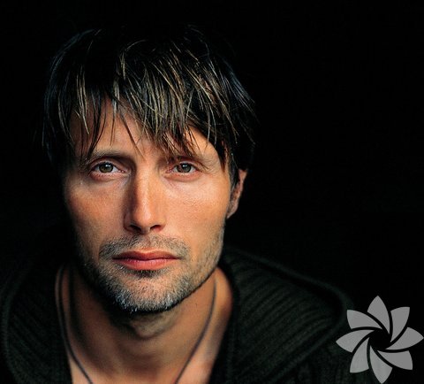 Kardeşi, aynı zamanda bir aktör olan Lars Mikkelsen ile Nørrebro'da büyüdü. 