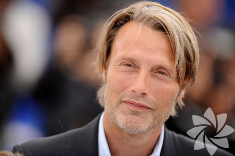 Mikkelsen, Bente Christiansen adlı bir hemşire ve Henning Mikkelsen adlı bir taksi şoförünün ikinci oğlu olarak Kopenhag/Østerbro'da22 Kasım 1965'te doğdu. 