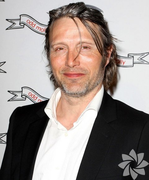 Neredeyse on yıllık profesyonel dansçı iken oyunculuk alanında kariyer yapmak için, 1996 yılında Århus Tiyatro Okulu'na gitti.