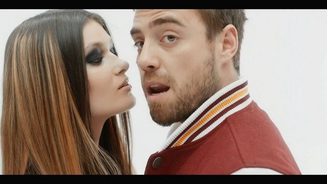 Murat Dalkılıç - Bir Güzellik Yap - Şarkıcımız badem gözlü, bebek suratlı, - dünyalar güzeli bir insan. Şarkının sözleri ise bir - o kadar çirkin.  -