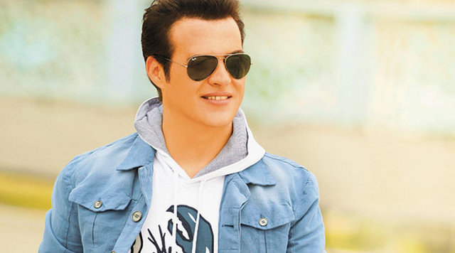 Hakan Peker - Karamela - Şimdi diyeceksiniz ki "Yahu, Hey Corç - versene borç, diye laubali bir şarkıyla çıkış yapan - adamdan ne bekliyordun ki"? Öncelikle 17 - yaşında gibi giyinmeyi bırakmasını... Sonra da en - azından yaşı ilerledikçe daha zarif flört etmeyi - öğrenmesini beklerdim.  -