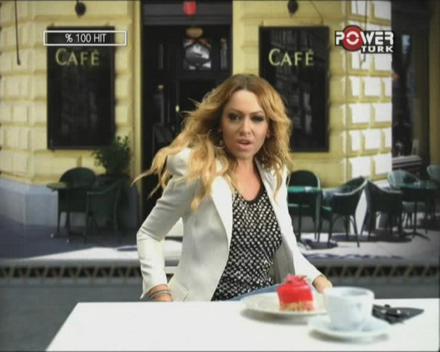 Üstüne bir de - Sinan Akçıl'ın manasız sözleri, şarkının çocuk - şarkısı gibi hece hece söylenmesi ve Hadise'nin - "e"leri telaffuz etmekteki meselesi de eklenince - ortaya avam bir iş çıkıyor. -