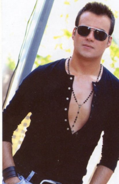 Şarkıya dönersek, - nakaratı olduğu gibi yazıyor, takdiri size - bırakıyorum: "O dudaklar kırmızı kırmızı, - öpmesem söndüremem o yangını. Hadi bulalım - aramızı aramızı, aşkla sakla gecenin günahlarını." -