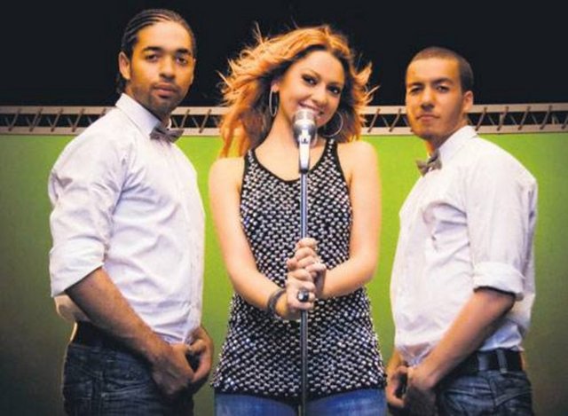 Bir de - böyle şarkılar yok - mu, topumuzu  ruh - hastası gibi - gösteriyor. Gerek - şarkının altına - döşenmiş olan - halay gerekse - "Senle ben yan - yana bir düşünsene"den aniden "Senle ben - evlenmeliyiz hem de bu sene"ye geçen sözler - resmen tehlike sinyalleri veriyor.  -