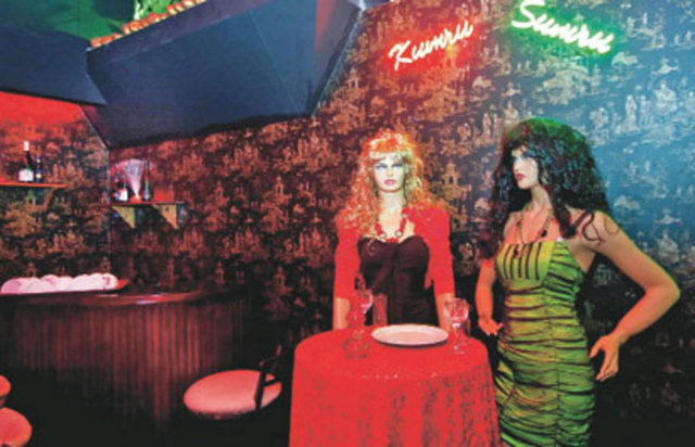 PAVYONESK ŞARKILAR - Genel geçer metaforların ve aforizmaların - çeşitlendirilmesi ucuz duruyor. Dillere pelesenk - şarkı yapacağız diye pop sound'unda pavyon - şarkıları üretip duruyorlar... -