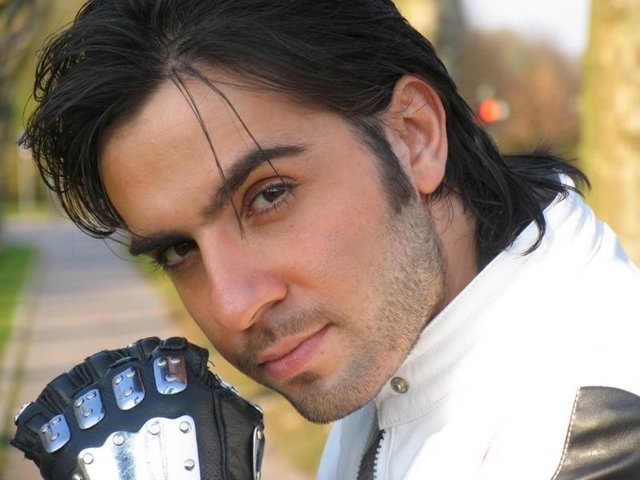 İsmail YK - Allah Belanı Versin - İsmail YK, söz konusu duygular oldu mu - dürüst ve direkt bir şarkıcı. Öyle uzun uzun kalp - ve hayal kırıklıklarından bahsedecek zamanı yok. - Eski sevgilisi için temennisi açık ve net: "Allah - belanı versin, Allah seni kahretsin. Bana gelen - sana gelsin yar."  -