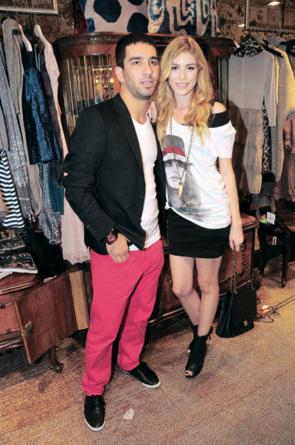 Daha önceki evlilik tarihleri çeşitli sebeplerle ertelenen çift, yeni düğün tarihi olarak 2014'ün yaz aylarını belirledi.