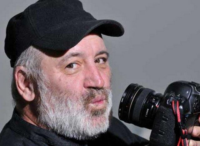 Gazeteciliğe 1974 senesinde Dünya gazetesinde muhabir olarak başladı. Tercüman, Vatan, Milliyet, Sabah gazetelerinde ve Akajans'ta görev aldı.