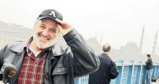 SAVAŞ AY KİMDİR? -  - Şükran ve Turan Ay'ın oğlu olarak dünyaya geldi.  -