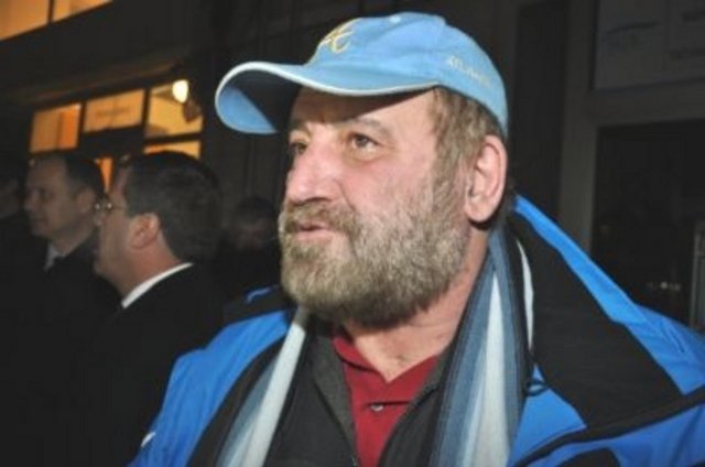 Ulaş Can Ay isimli, ses sanatçısı bir erkek çocuğa ve Sanem Ay adında, bir kız çocuğa sahiptir.  -