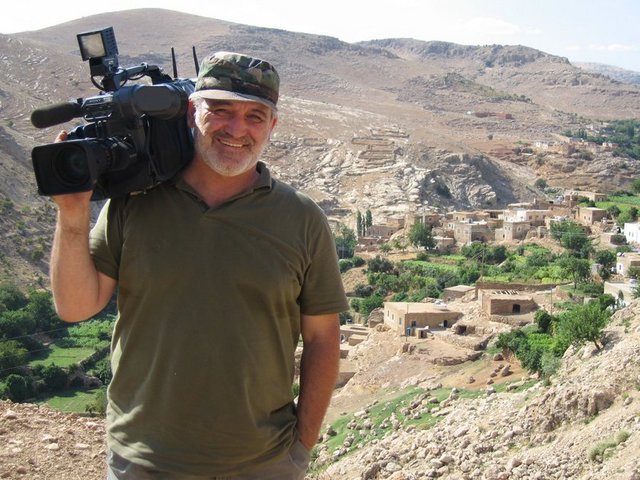 Marmara Ticari Bilimler Akademisi'nde eğitimini tamamladı.