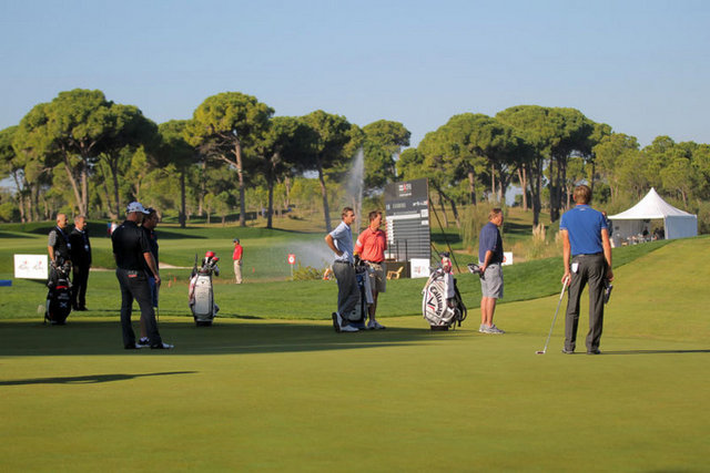 Gofçülerin birinci çukur vuruşlarını yapmak üzere sahaya geldikleri sırada European Tour yetkilileri, oyunculara İngilizce olarak, "Bugünün Türkiye Cumhuriyeti'nin kurucusu Atatürk'ün ölüm yıl dönümü olduğu, bu nedenle saygı duruşunda bulunulacağı" bildirildi.