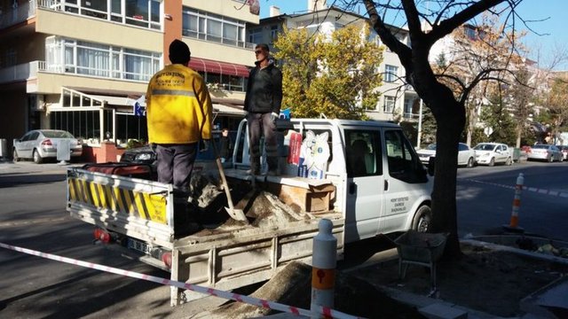 Saatler 09.05'i gösterdiğinde, vatandaşlar sokaklarda saygı duruşunda bulundu.