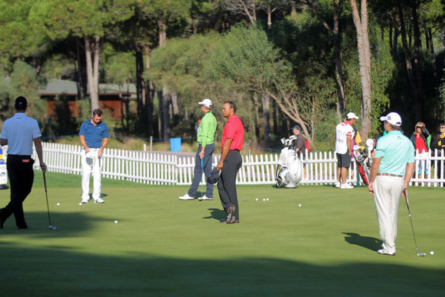 Uyarının ardından saat 09.05'te sirenlerin çalması ile oyuncular ve izleyiciler saygı duruşunda bulundu.