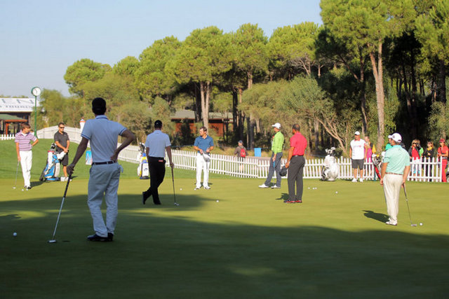 Askeri ve sivil erkan, sivil toplum örgütleri, gençler ve çocuklar, Ata'nın çiçeklerle dolu yatağının başında hazır bulundu.
