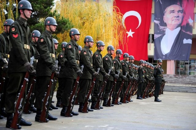 Yakut, Meclis'teki Atatürk Anıtı'na "TBMM Başkanlığı" yazılı, kırmızı beyaz karanfillerden oluşan çelenk koydu. Atatürk'ün öldüğü saat olan 09.05'te sirenlerin çalmasıyla saygı duruşunda bulunan Yakut ve törene katılanlar, daha sonra İstiklal Marşı'nı okudu.