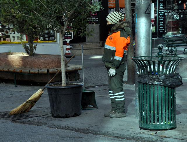 09.05'te sirenlerin çalmaya başlamasıyla birlikte Dolmabahçe Sarayı'na büyük bir sessizlik hakim oldu. Dolmabahçe Sarayı, düzenlenen törenin ardından ziyarete açıldı.