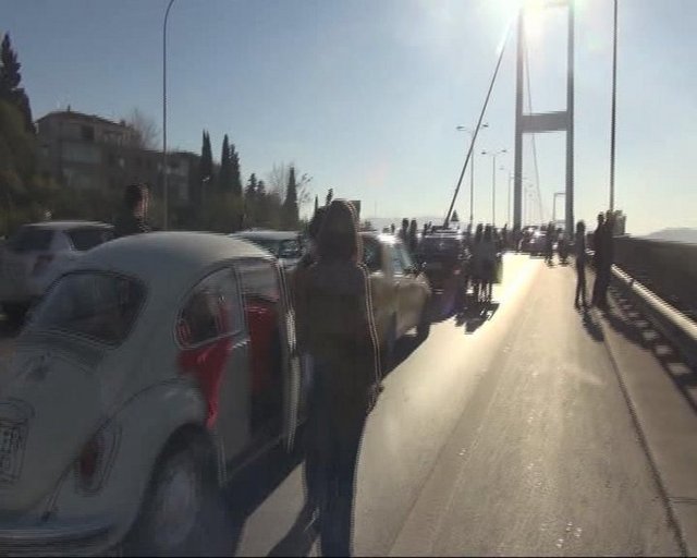 BOĞAZİÇİ KÖPRÜSÜ'NDE TRAFİK DURDU - İstanbul'da da çok sayıda motosiklet ve otomobil sürücüsü D-100 Karayolu'nda bir araya gelerek, topluca Boğaziçi Köprüsü'nden geçti.