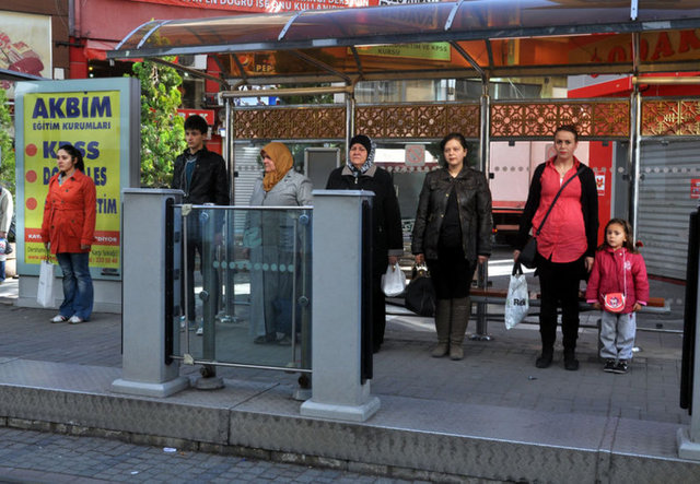 DOLMABAHÇE SARAYI'NDA SESSİZLİK - Dolmabahçe Sarayı'nda 57 yaşında hayata gözlerini yuman Mustafa Kemal Atatürk'ün son nefesini verdiği oda, erken saatlerden itibaren sevenleriyle doldu.