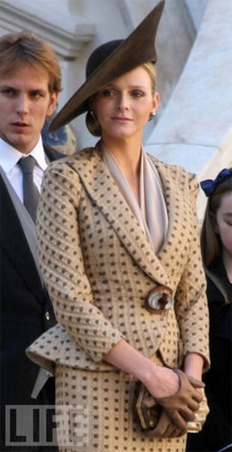 Charlene Wittstock - Güney Afrikalı eski yüzücü Charlene Wittstock Monaco Prensi Albert, ile dünyav evine girdi. - Çift 2000 yılında Monaco'da tanışmıştı. Charlene Wittstock, 2006 yılından bu yana Monaco'da yaşıyor. Prens Albert, 2005 yılında babasının ölümünden sonra tacı devralmıştı.