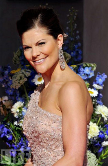 İsveç Prensesi Victoria - 1977 doğumlu Victoria, 1980 yılında isveç Anayasası'nda yapılan değişiklikle tahta çıkmaya hak kazandı. - Geçtiğimiz yaz evlenen prensesin düğünü oldukça tartışıldı. Saray Prensesin sade bir orta sınıf aileden gelen Daniel Westling ile evlenmesine önce karşı çıkmış ancak sonunda Prensesin isteğini kabul etmek zorunda kalmıştı.