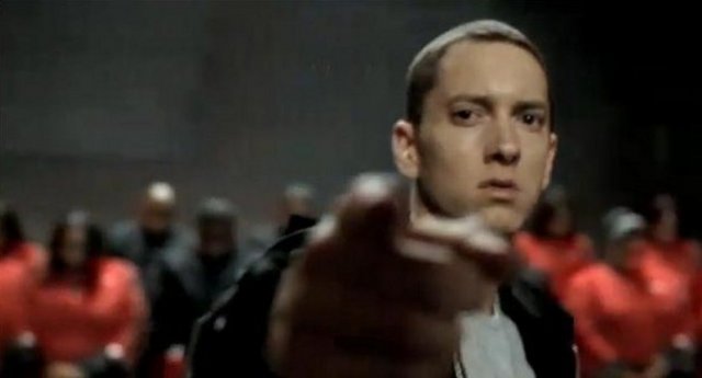 Reklamın en ilginç yanı ise Chrysler'ın Detroit'ten ithal edildiği mesajı verilmesiydi. Halbuki Chyrsler'in imalat yeri Kanada Ontraio'ydu. Zaten asıl mesele bu lüks ve yüksek sınıftaki aracın zor bulunduğu yönündeki imajı kırmaktı.