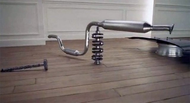 Reklamın çekilmesini sağlayacak kadar büyük bir salon bulunamadağı için 606 defa çekim ve tekrar çekiml yapıldı.